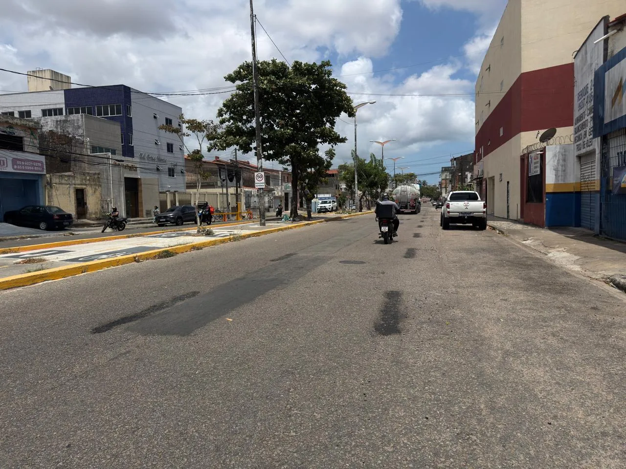 Na Av. Humberto Monte a faixa está sendo implementada entre as ruas José de Pontes e Rio Grande do Sul.