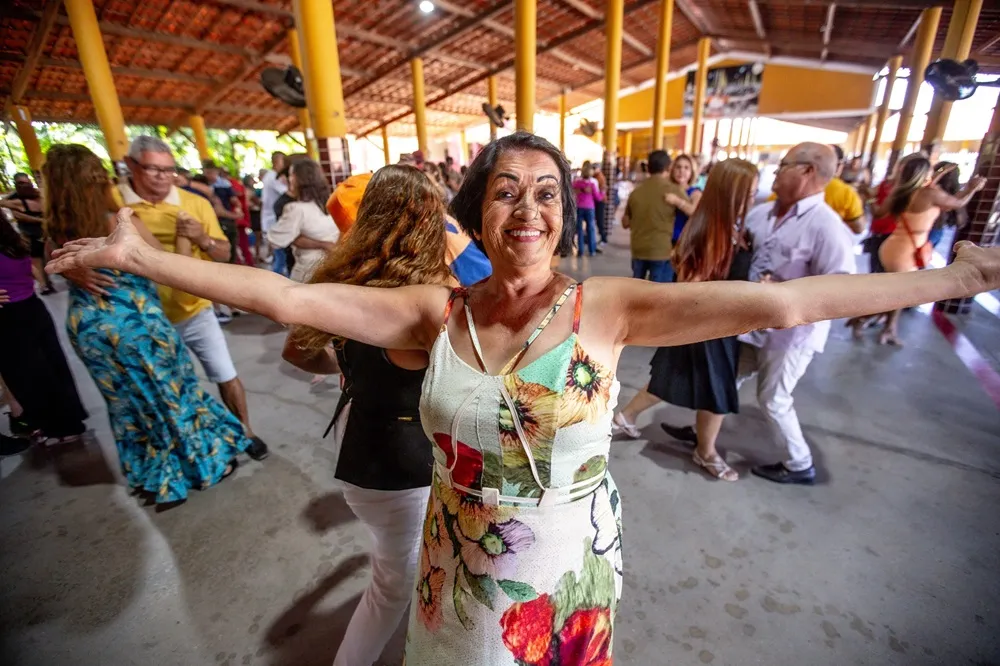 Aos 84 anos, Vovó Joia é idealizadora do Sítio e sempre passa de mesa em mesa durante os bailes.