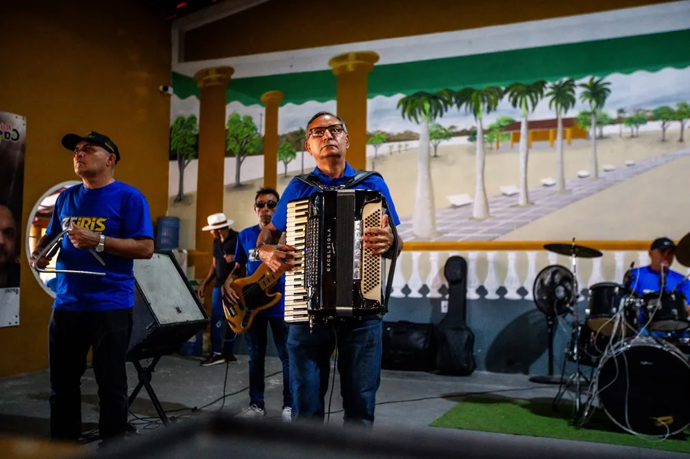 Zé Íris e Forrozão Dedo de Aço no palco do Sítio da Vovó Joia.