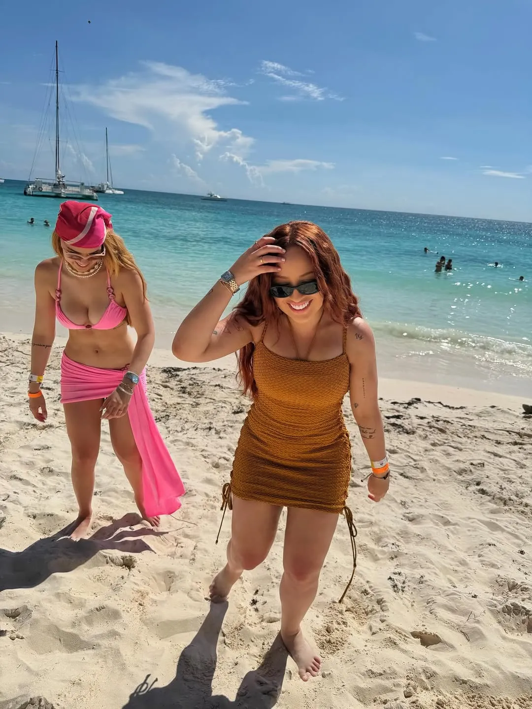 Mari e Júlia aproveitaram praia, passearam de barco e ainda passaram por cassino.