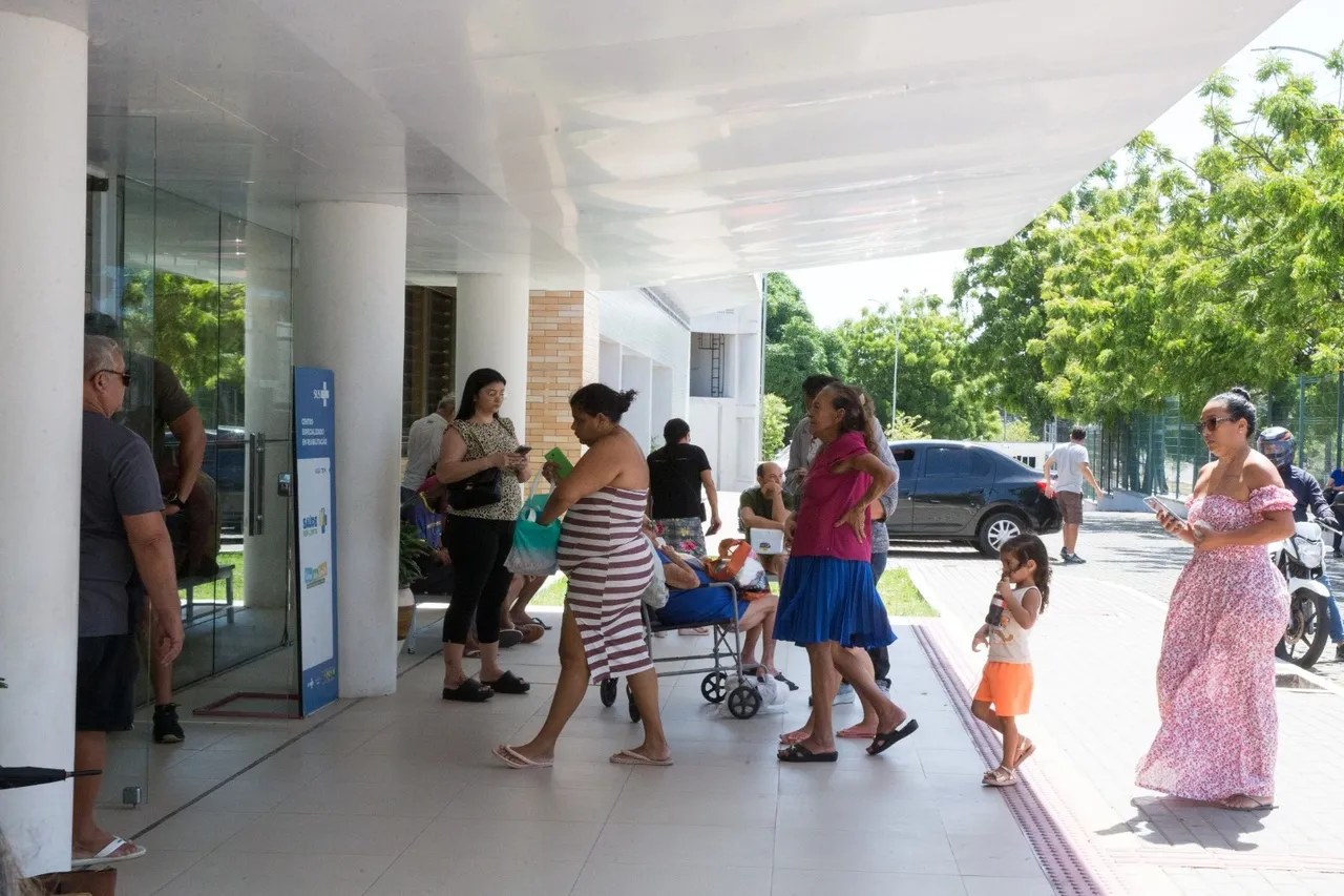 Pacientes chegaram a desistir de esperar e foram embora sem remédios.