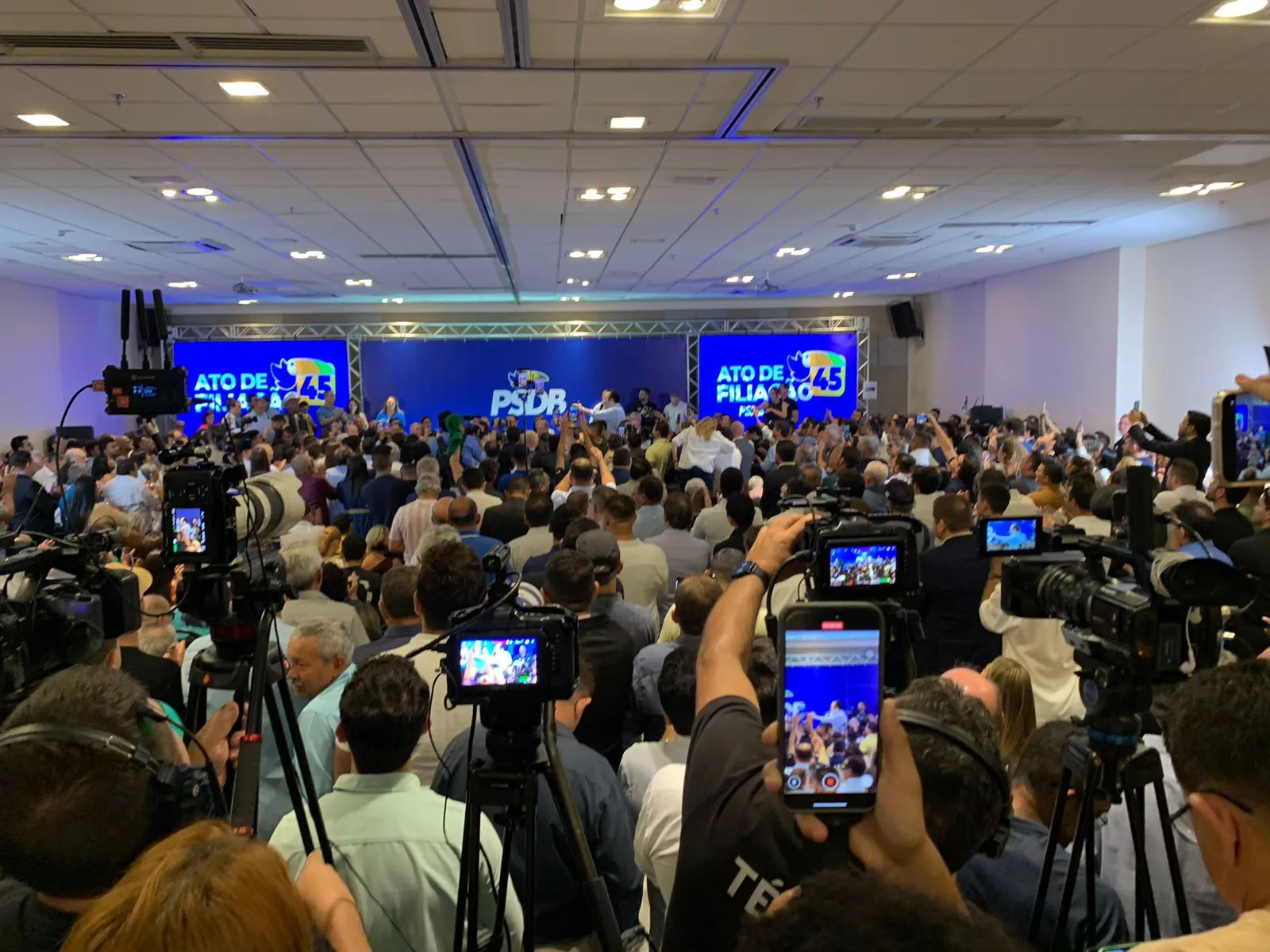 Evento de filiação de Ciro ao PSDB acontece no auditório de um hotel de Fortaleza