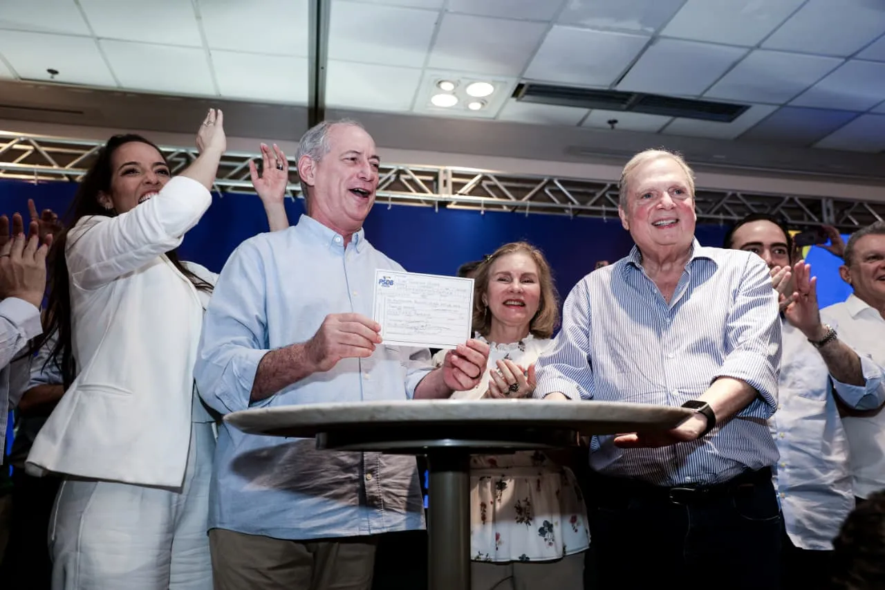 Ficha de filiação de Ciro ao PSDB foi assinada por Tasso Jereissati