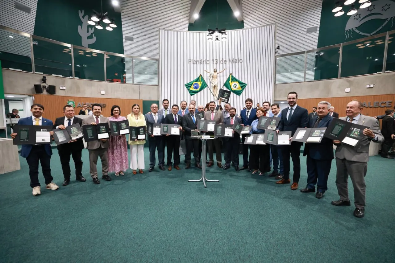 Solenidade lançou selo e carimbo especial de 190 anos da Alece durante sessão desta quarta-feira (22)