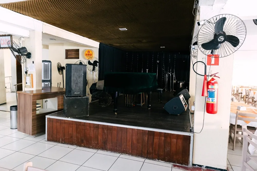 Piano de média causa do Caravelle é tocado aos sábados e domingos durante o almoço.