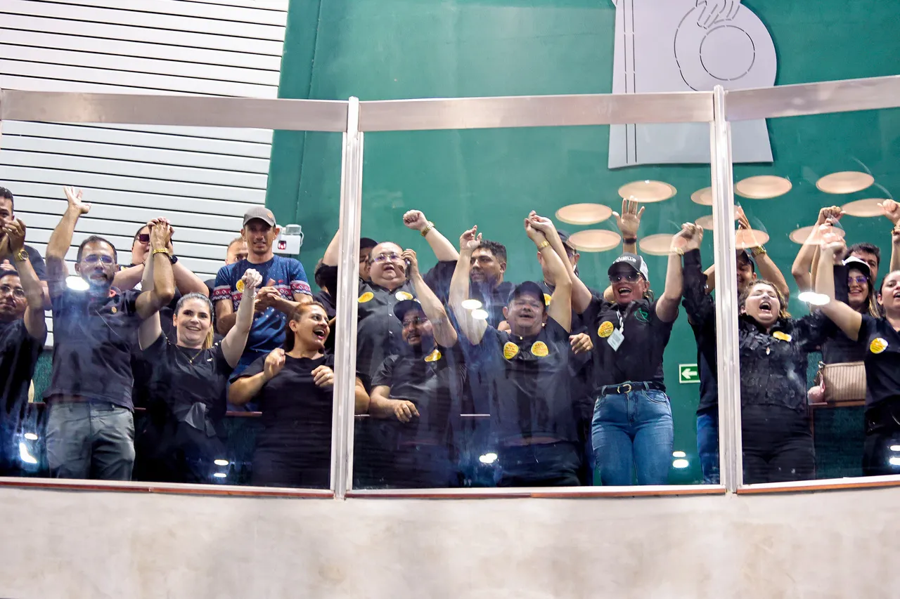 Manifestantes do setor de autoescolas cearenses lotaram galerias do Plenário 13 de Maio nesta quarta-feira (23)