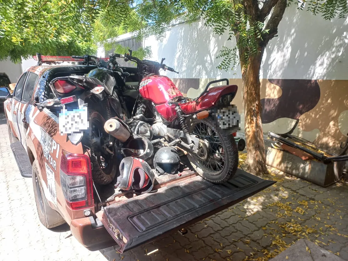 Motocicletas foram apreendidas pela Polícia com os suspeitos mortos.