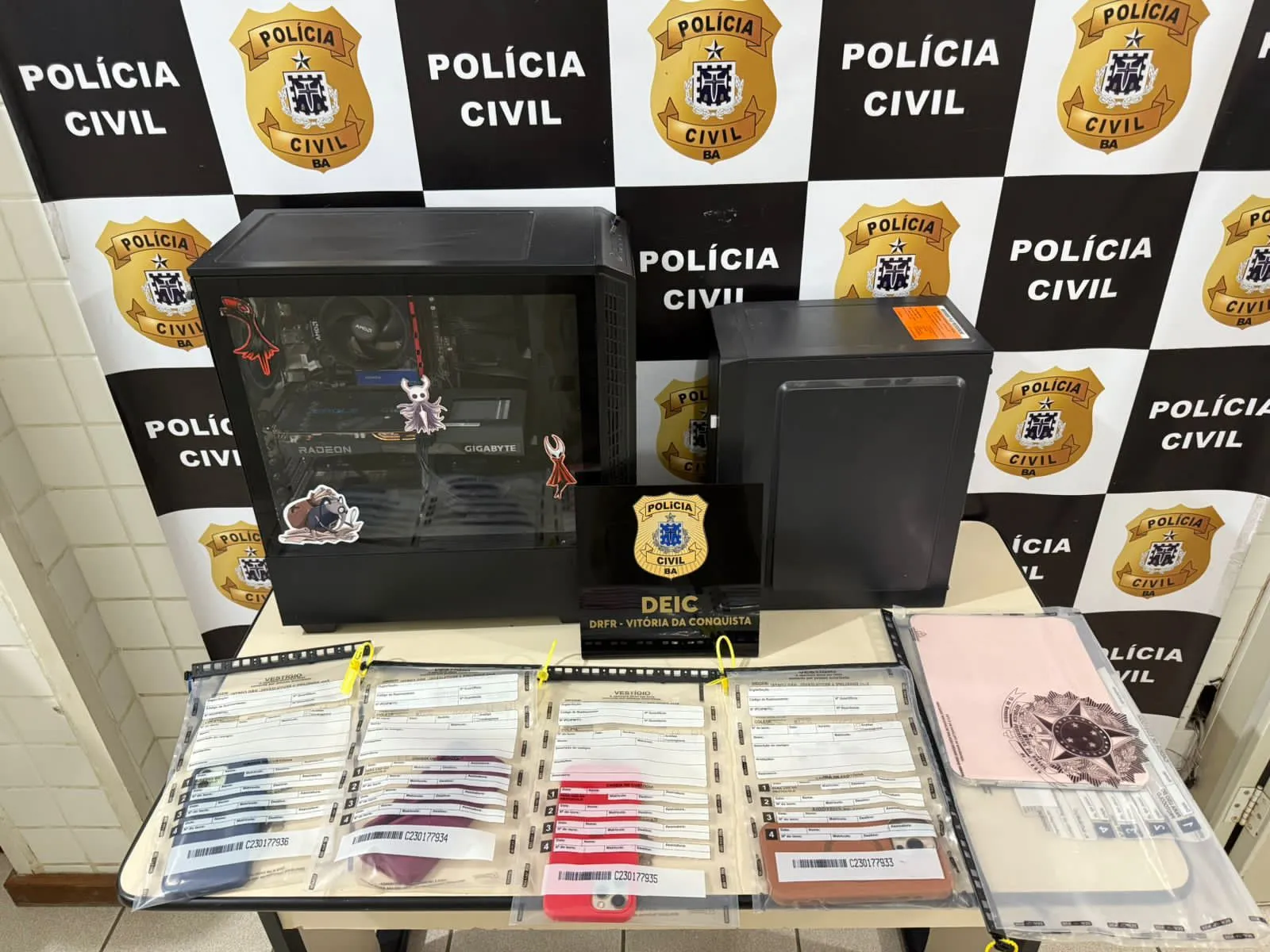 Quatro celulares, dois computadores e um tablet apreendidos.