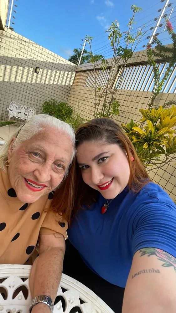 Dona Lourdinha e a neta, Mariana Luz, compartilham o gosto pela leitura e pela amizade.