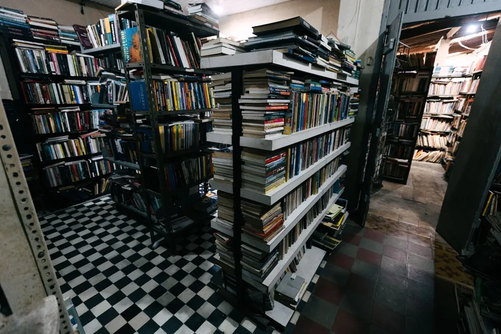 São mais de 200 mil livros reunidos em um labirinto de estantes no sebo O Geraldo.