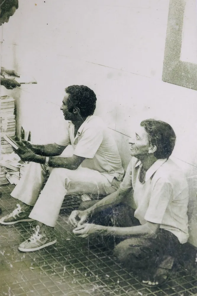 Fotografia de quando seu Geraldo (à esquerda) vendia livros e revistas na calçada.