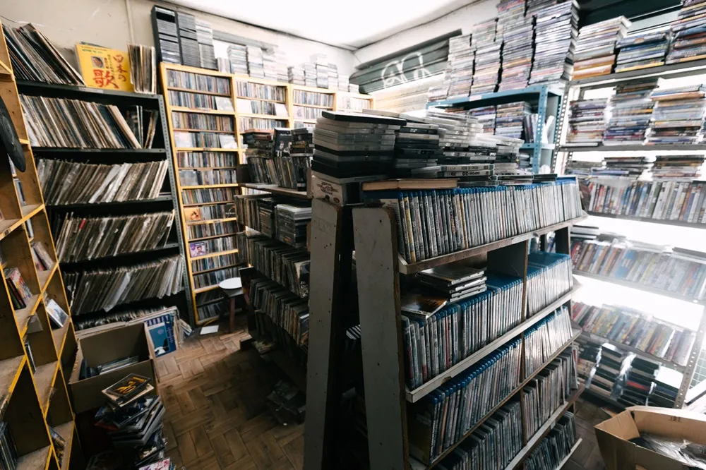 Discos, fitas VHS, mangás e histórias em quadrinhos também são comercializados no sebo O Geraldo.