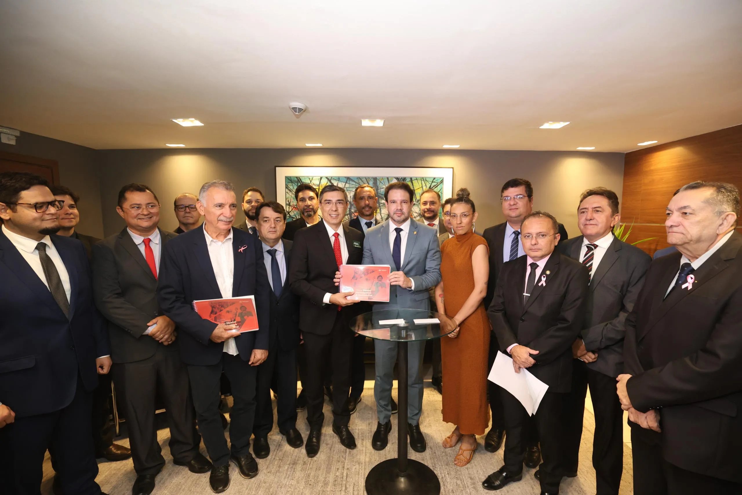 Secretários da administração municipal, o presidente da CMFor e vereadores aliados participaram do ato de entrega do Plano Diretor.