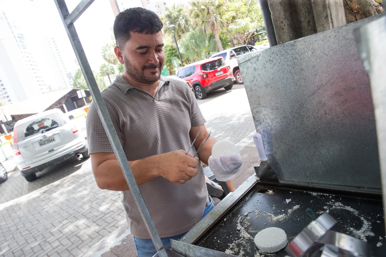 Alixandre está no mercado de venda de tapiocas há três meses.