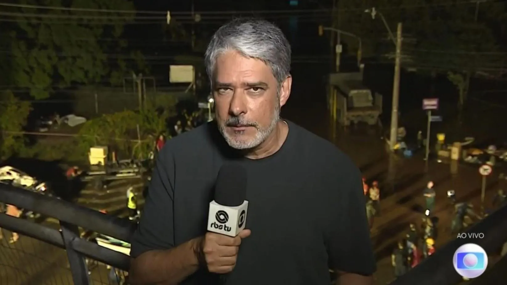 William Bonner também comandou coberturas importantes fora do estúdio, assim como ocorreu durante as enchentes no RS, em 2024.