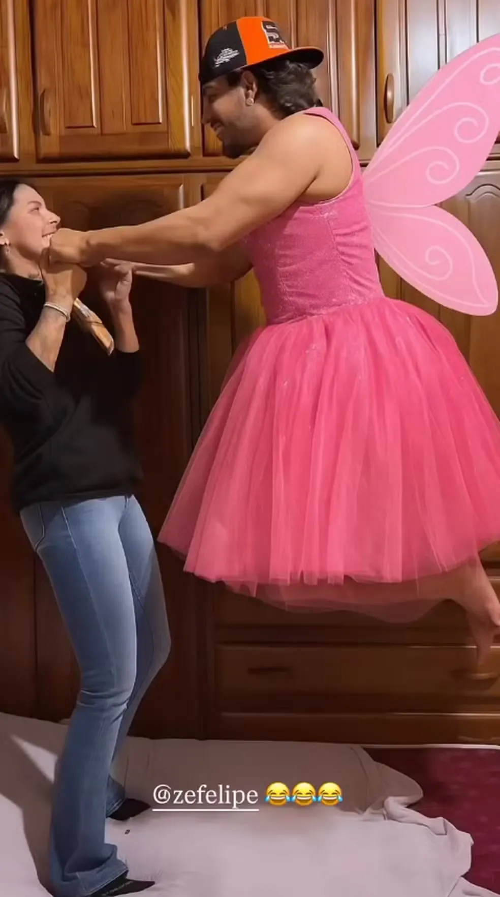 Momentos entre os dois rendeu registros de Zé vestido de 