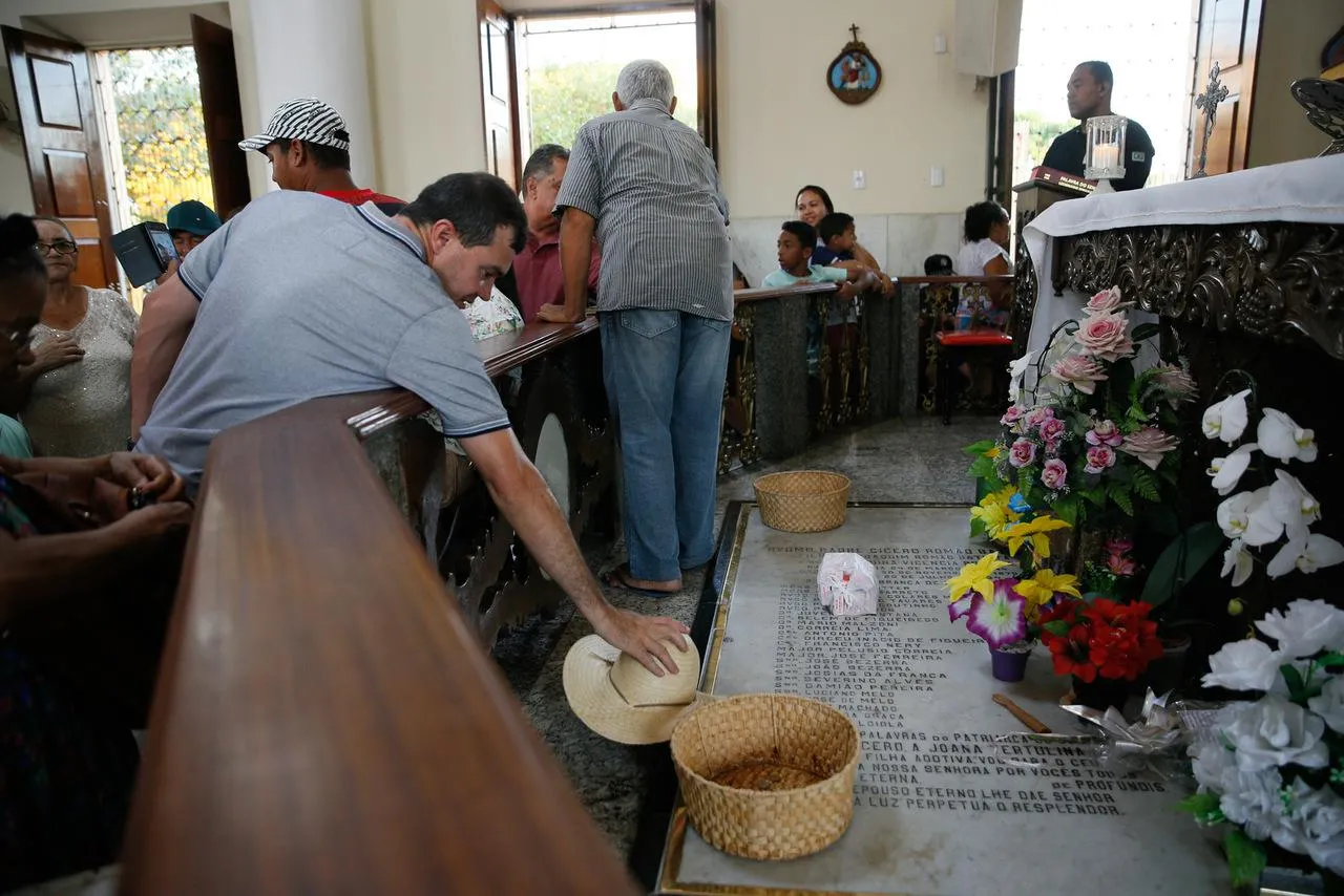 O corpo de Padre Cícero está enterrado na Capela do Socorro, onde recebe milhares de visitas
