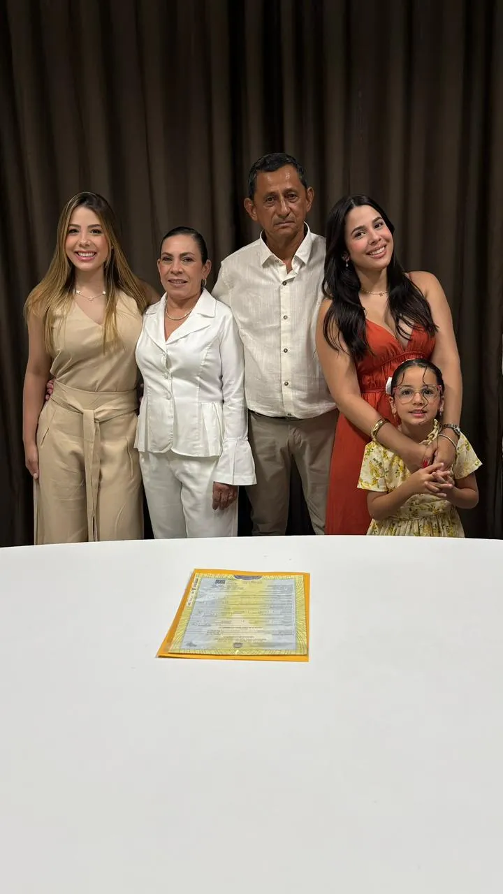 Sosteneu, a esposa, as duas filhas e a sobrinha em seu casamento.
