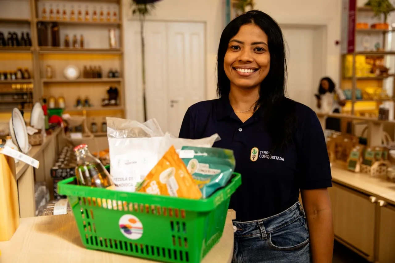 Carla Braga atua no setor comercial da Cooperativa Central das Áreas da Reforma Agrária do Ceará (CCA-CE).