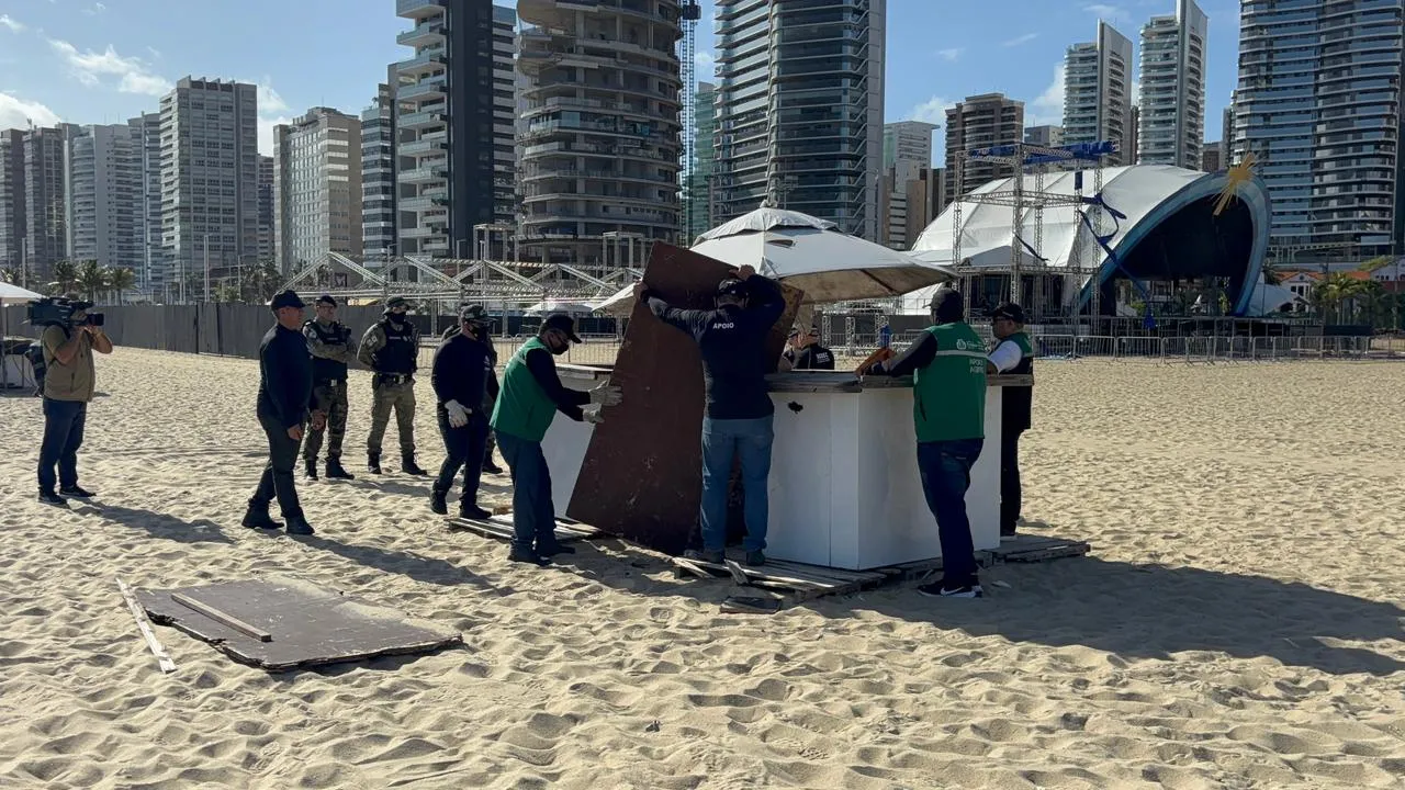 Agefis afirma que estão sendo retiradas estruturas de quem não saiu de forma voluntária.
