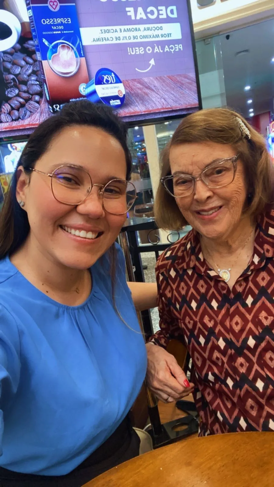 Nara e Marlene, idosa que ela cuida há dois anos