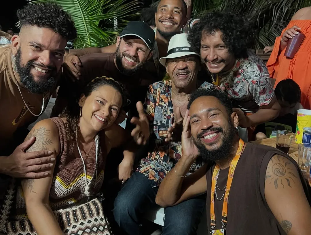 Registro de Jorge do Pagode (de chapéu, sentando) com membros do grupo cearense Mais Melanina.
