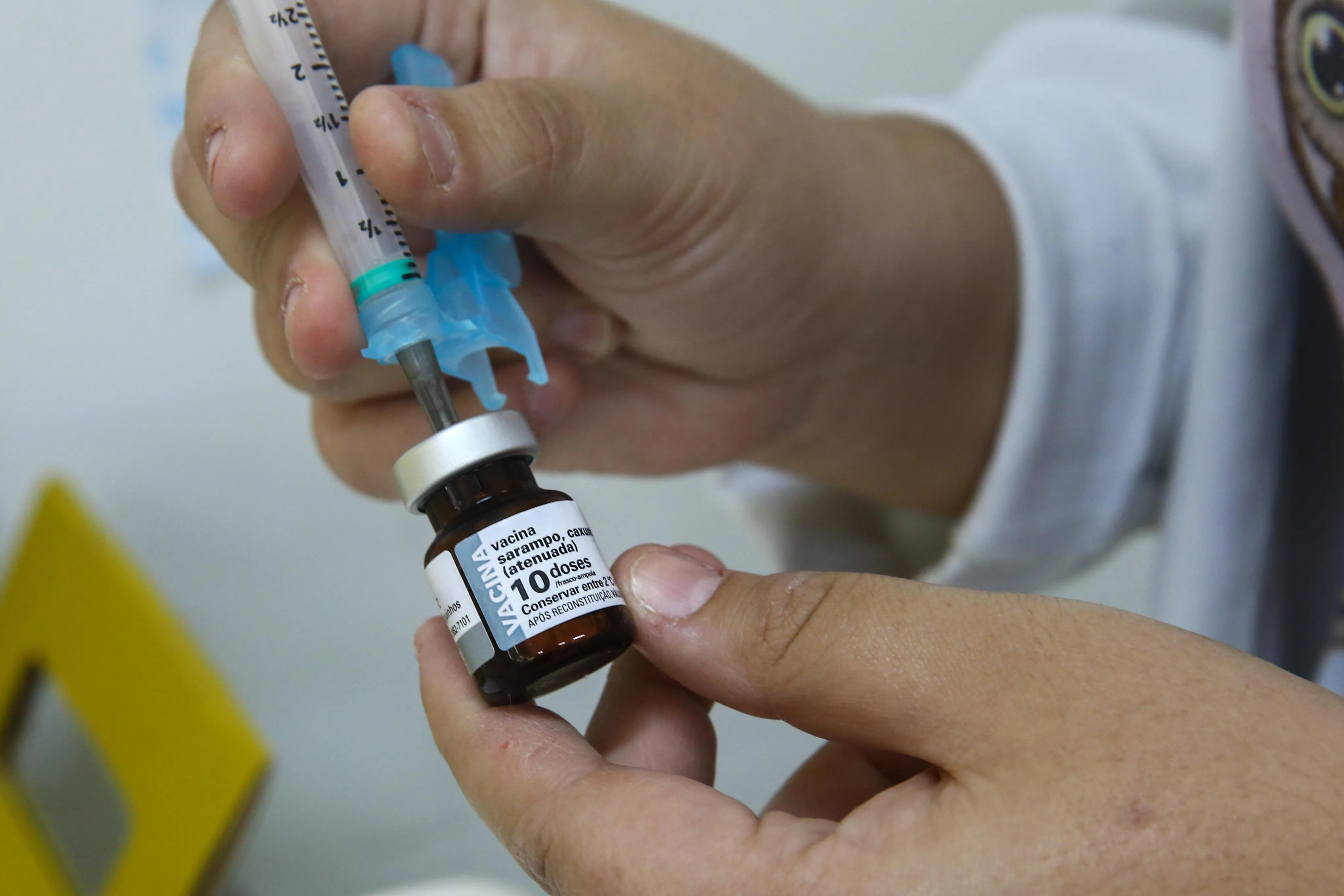 Pessoas de 12 meses a 59 anos têm indicação para serem vacinados contra o sarampo, conforme Calendário Nacional de Vacinação.