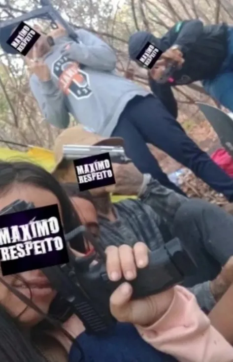 Criminosos ligados à 'Tropa do 2M' fizeram fotografia armados, em uma região de mata no Ceará.