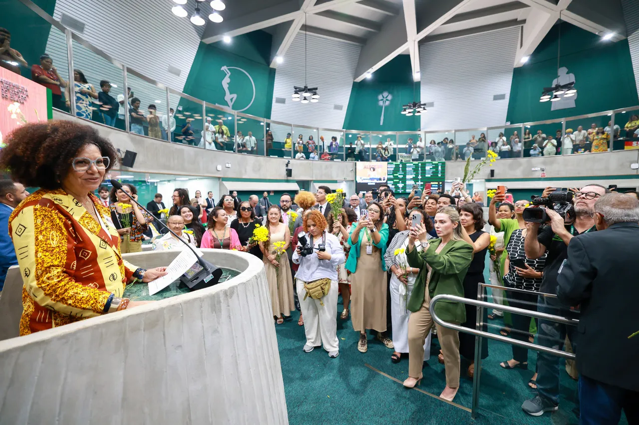 Apoiadores e familiares acompanharam discurso de posse da Professora Zuleide no Plenário 13 de Maio da Alece.
