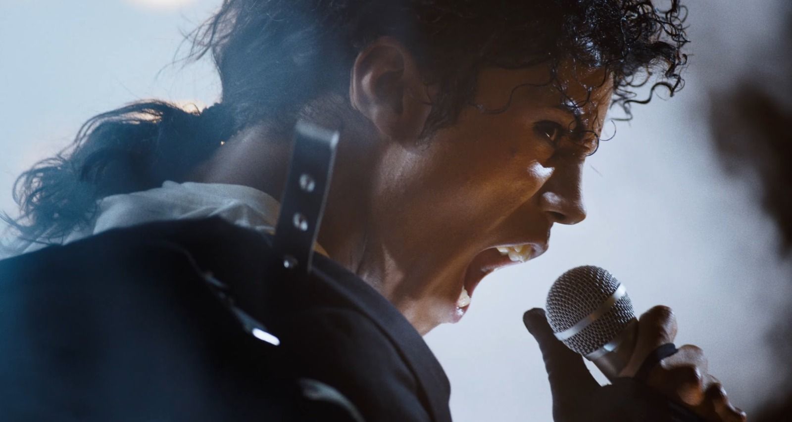 O sobrinho de Michael, Jaafar Jackson, assume o papel do próprio tio na cinebiografia.