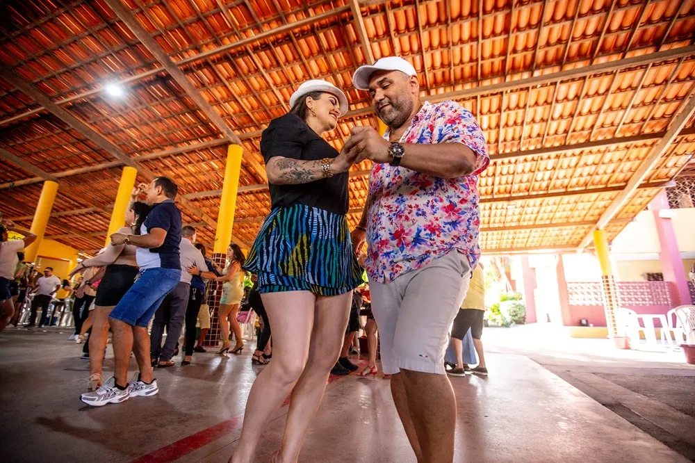 Casal chega ao Sítio da Vovó Joia cedo, e só vai embora quando tudo termina.