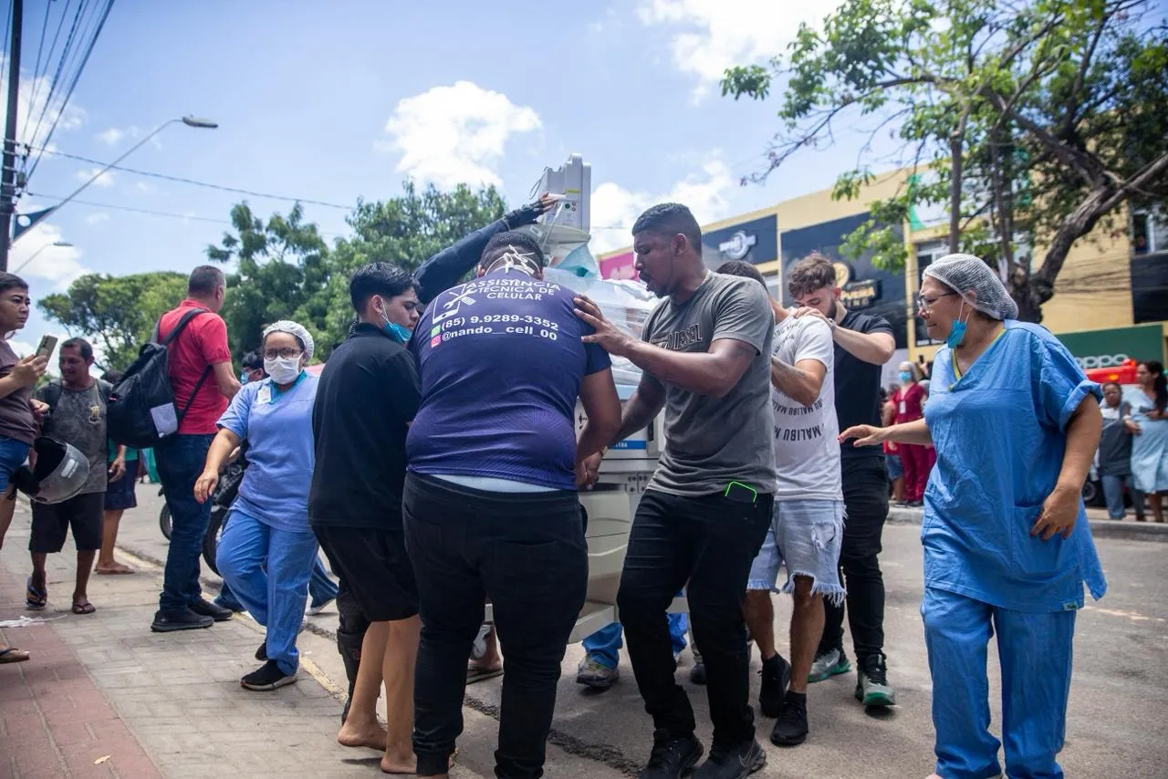 Estrondo foi ouvido por transeuntes na região, que auxiliaram no combate às chamas.
