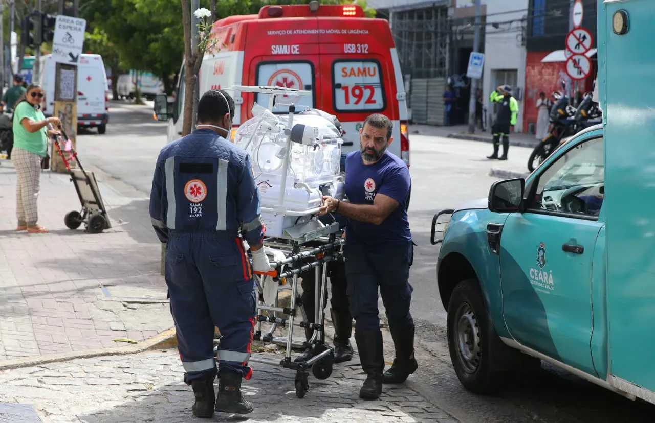Várias incubadoras com bebês foram transferidas para outros hospitais de Fortaleza após incêndio no César Cals