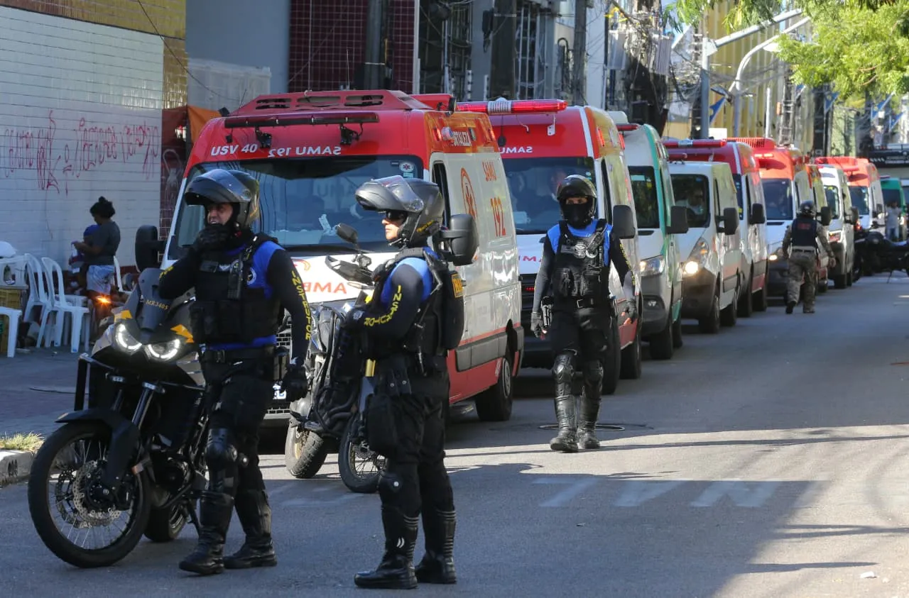 Ambulâncias foram escoltadas pela Polícia Militar para atravessa o trânsito.