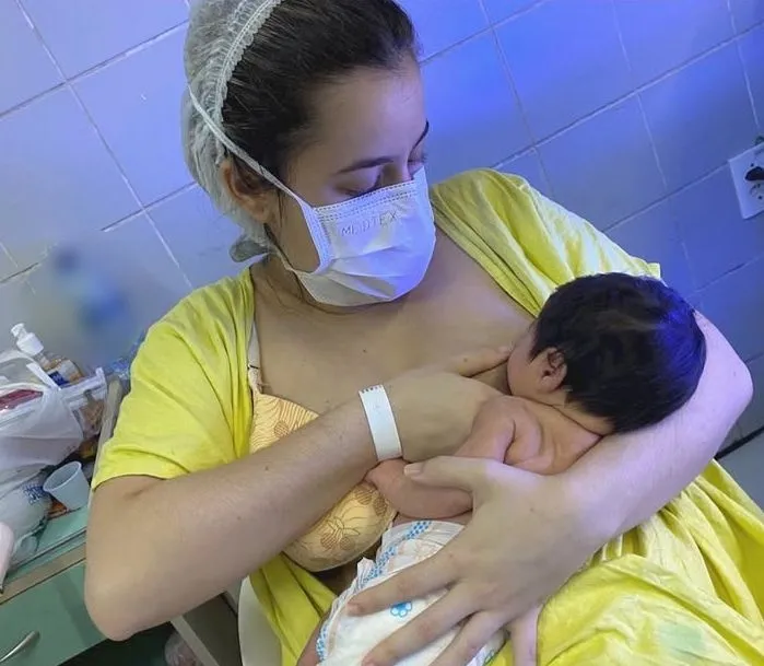 Para Mayra, o auxílio das enfermeiras e técnicas do Banco de Leite Humano (BLH) do Hospital Geral Dr. César Cals foi fundamental para a amamentação da filha.