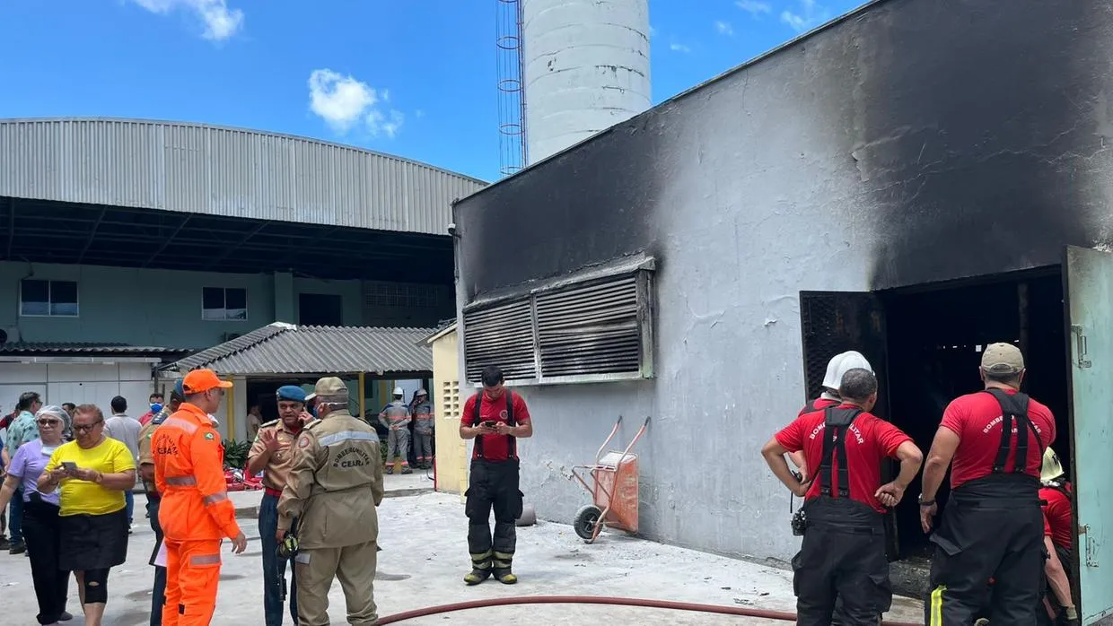 O incêndio foi registrado na manhã desta quinta-feira (13).
