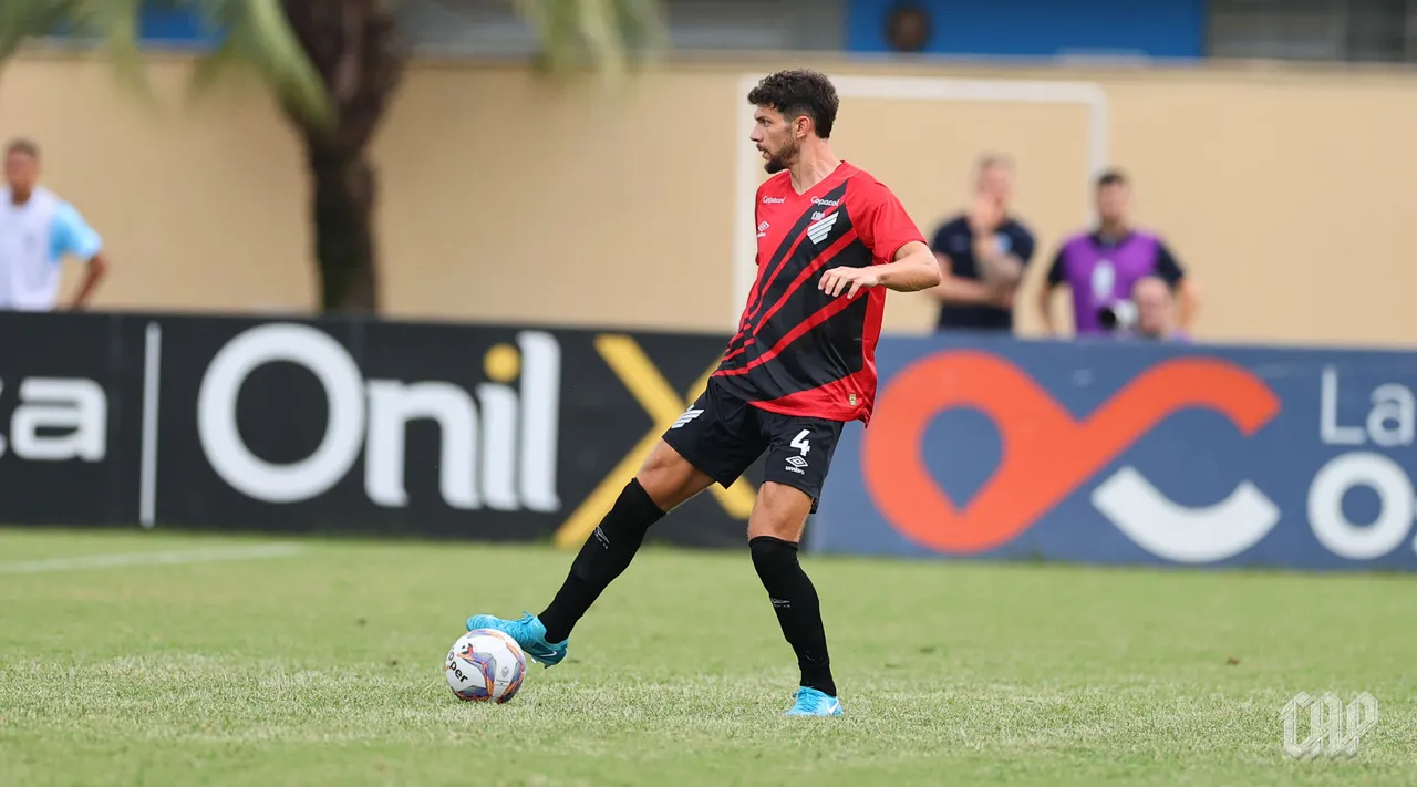 O zagueiro português Tobias Figueiredo pertence ao Fortaleza e está emprestado ao Athletico-PR