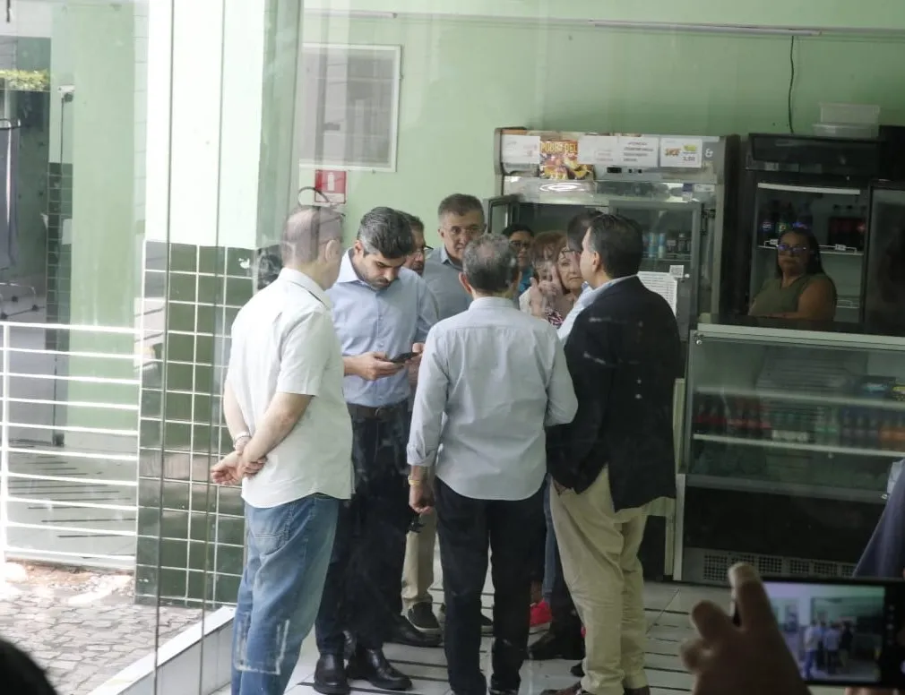 Oposição conseguiu entrar no Hospital Geral Dr. César Cals após acordo com a direção.