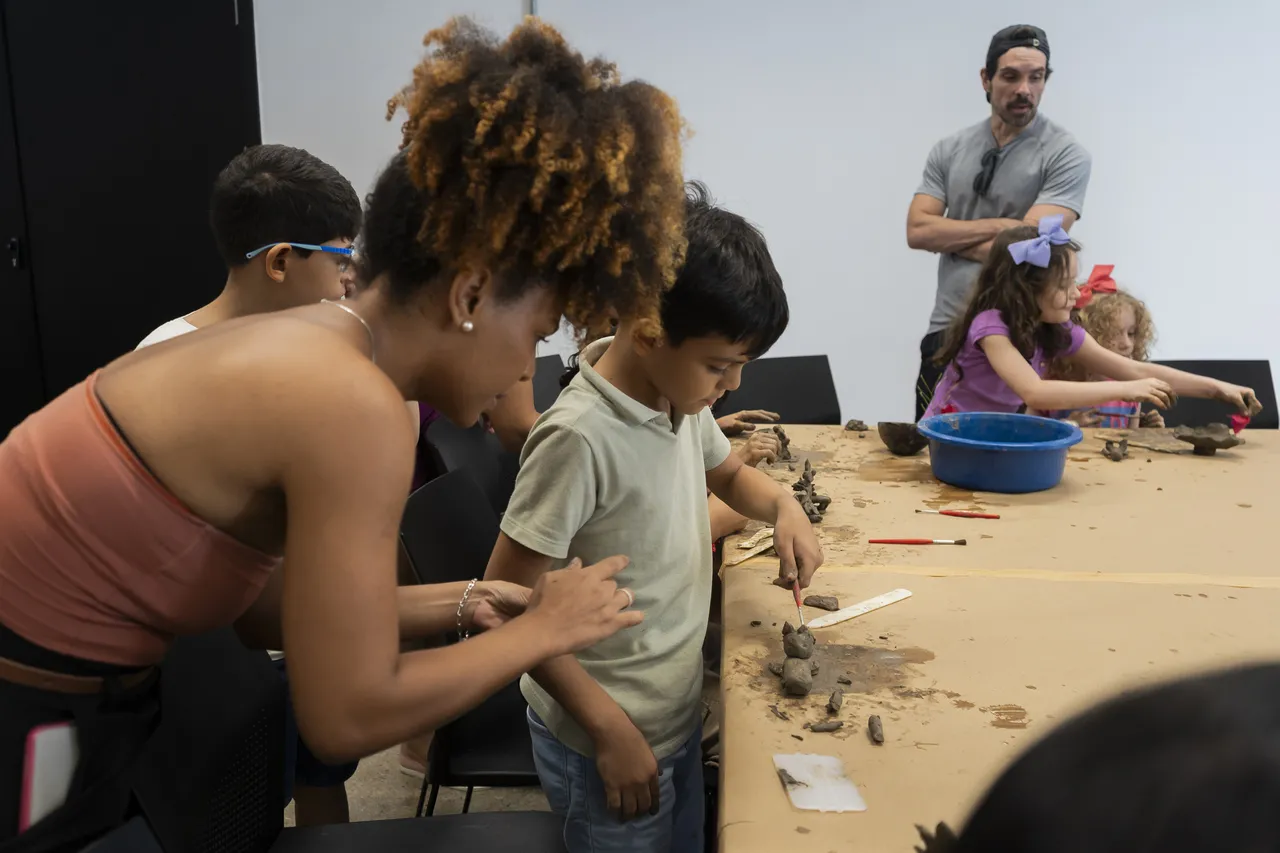 Ateliê Criança Cria é uma das atividades infantis fixas da Pinacoteca do Ceará.