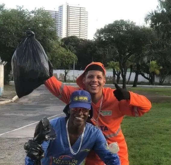 Jamal e Eo Chapa trabalharam também recolhendo lixo.