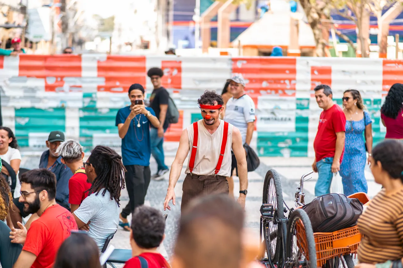 Curta São Luiz é a faixa de programação do Cineteatro que promove espetáculos na hora do almoço tanto na entrada local, quanto na Praça do Ferreira; na foto, registro da apresentação de 