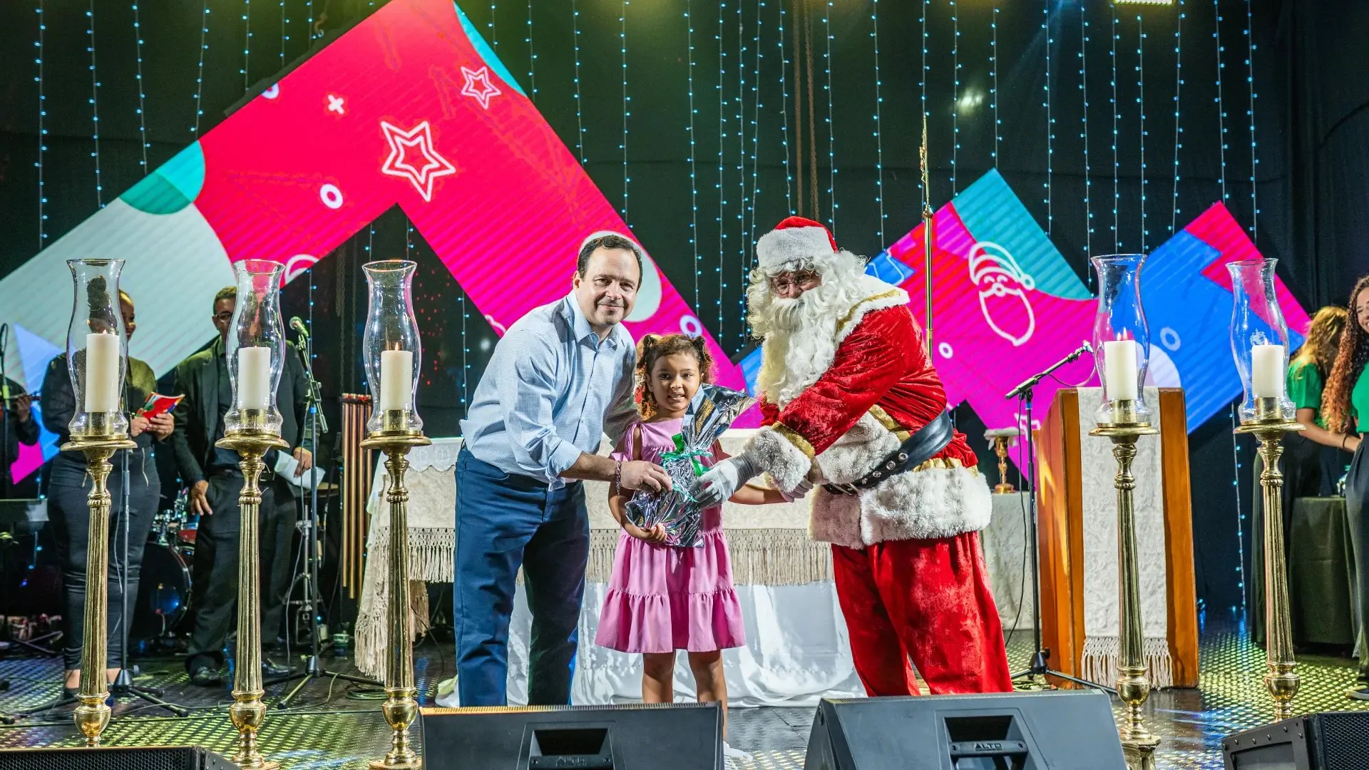 Papai Noel entregará presentes às crianças que enviaram as cartas com pedidos.