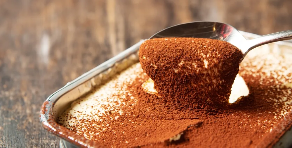 Tiramisú leva café forte e pode ter ingrediente extra.