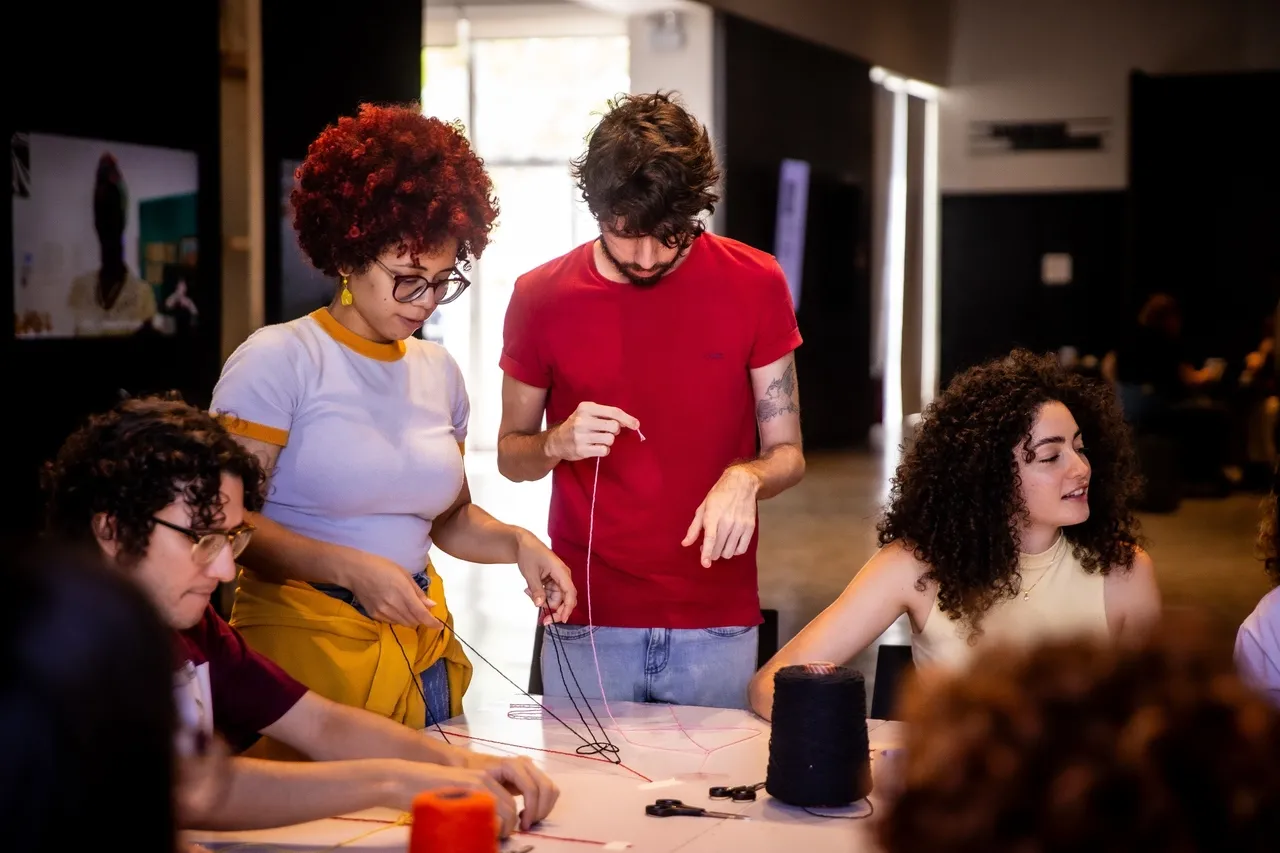 Amanda (de pé, de óculos) e Ihorrany (sentada, à direita) ressaltam pontos positivos da atividade como a pausa no dia e a sociabilidade.