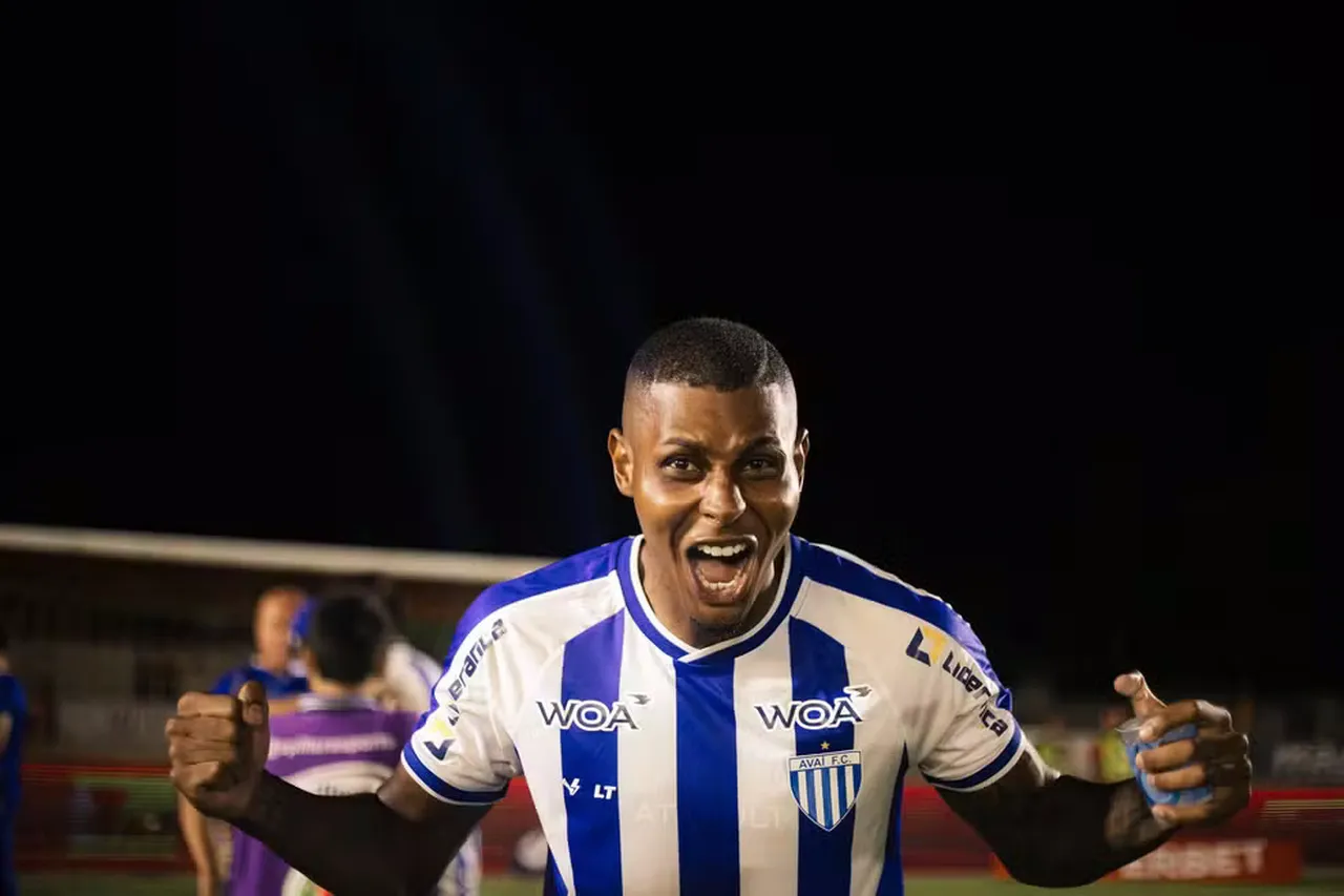 Destaque do Avaí, Clebão foi o vice-artilheiro da Série B com 13 gols