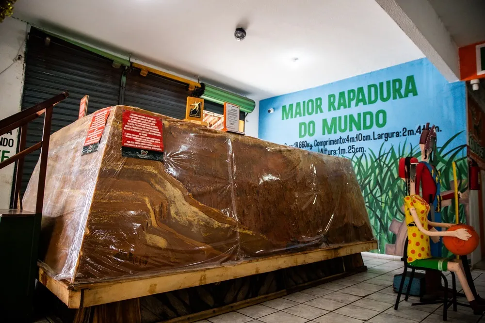 Rapadura gigante presente no engenho Estação Nordestina, com 18 toneladas e 660 quilos.