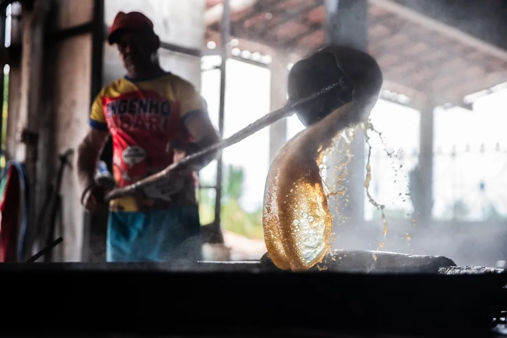 Receita tradicional da rapadura envolve sobretudo o cozimento do caldo de cana fresco.