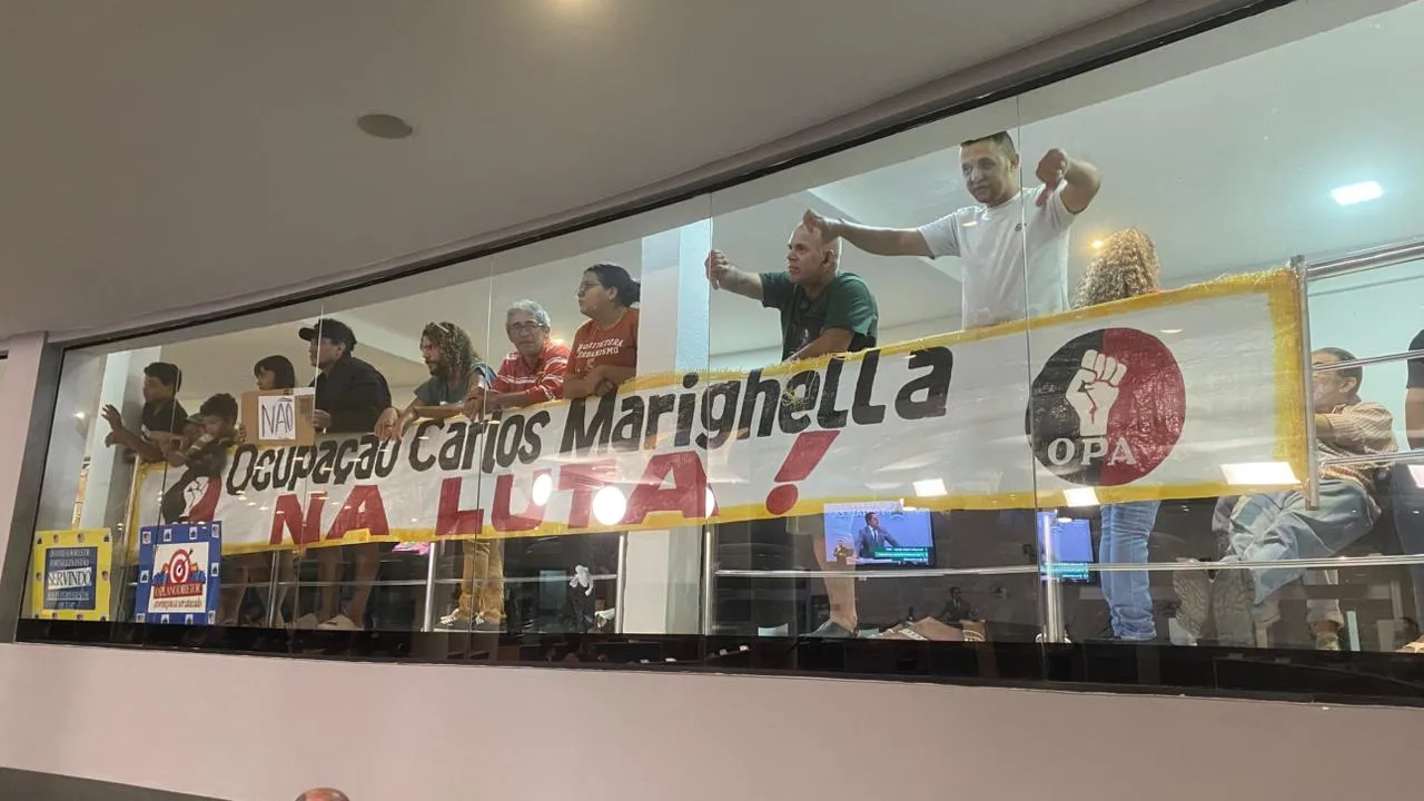 Enquanto a sessão ocorria, manifestantes ocupavam as galerias do Plenário Fausto Arruda.