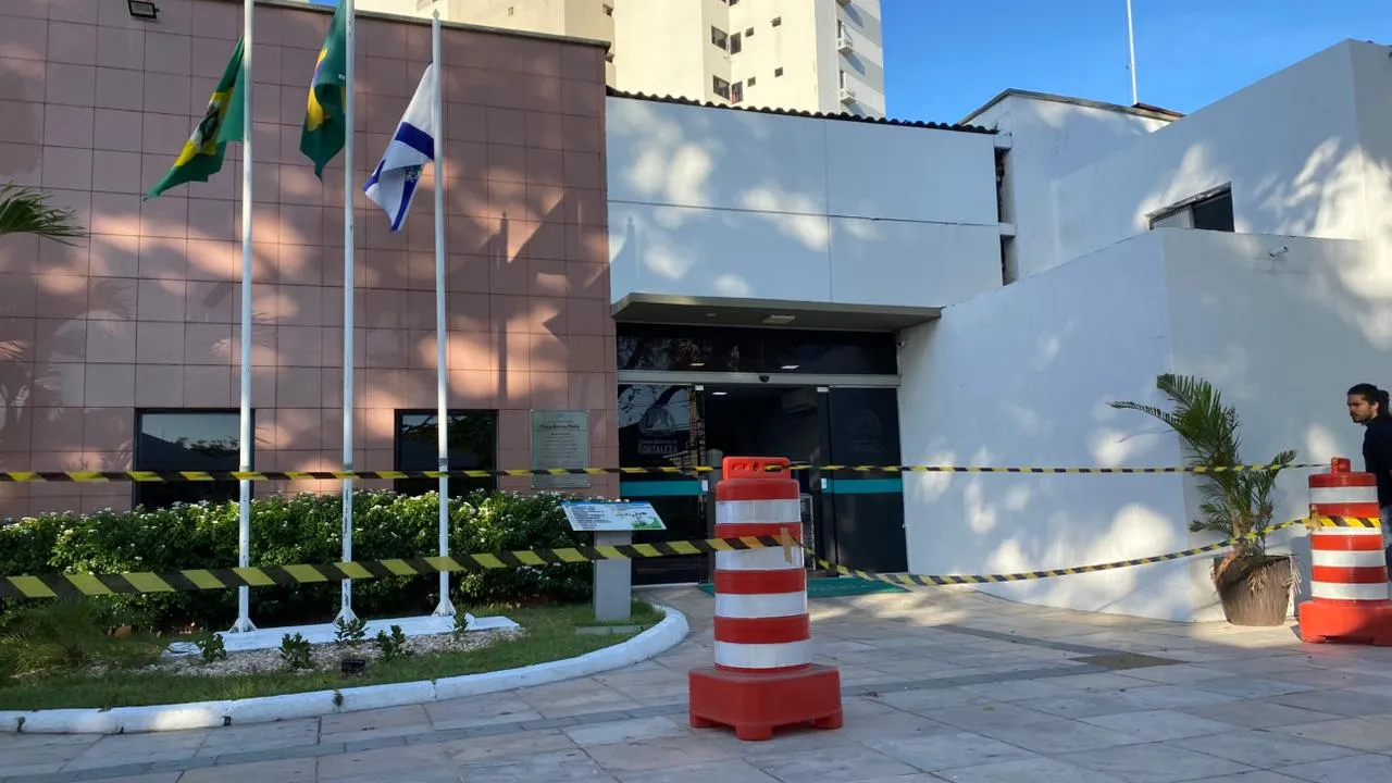 Um cordão de isolamento foi instalado no acesso ao Plenário Fausto Arruda no fim da tarde.