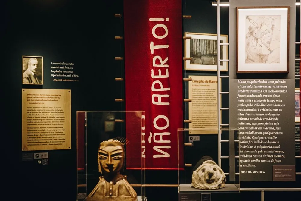 Em uma das ilhas expositivas, há a frase “Não aperto”, em alusão à primeira recusa pública de Nise contra o uso do eletrochoque.